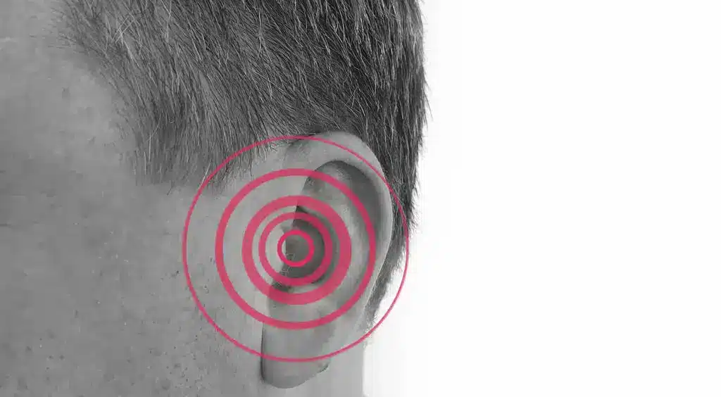 Imagen destacando una oreja para hablar sobre enfermedades auditivas