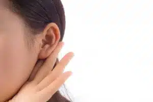 Imagen de una mujer siendo afectada por el tinnitus